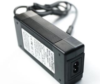 Adaptateur portatif noir d'alimentation d'énergie de commutation d'adaptateur de puissance de C.C à C.A./240 watts