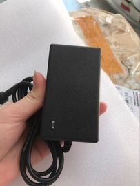 chargeur de batterie de Li-ion de 12.6V 2A, adaptateur d'alimentation CC à C.A. pour le paquet de batterie, couleur noire, connecteur custmized de C.C
